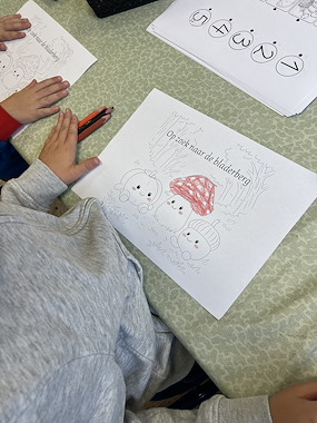 Lesmateriaal KLEURPLAAT OP ZOEK NAAR DE BLADERBERG van auteur Juf_Cynthia_ slide 2