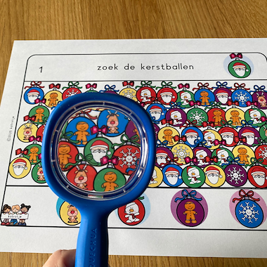 Lesmateriaal speuren tussen de kerstballen van auteur katrotje slide 2